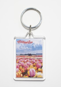 Sleutelhanger: een veld vol bloemen en een tractor